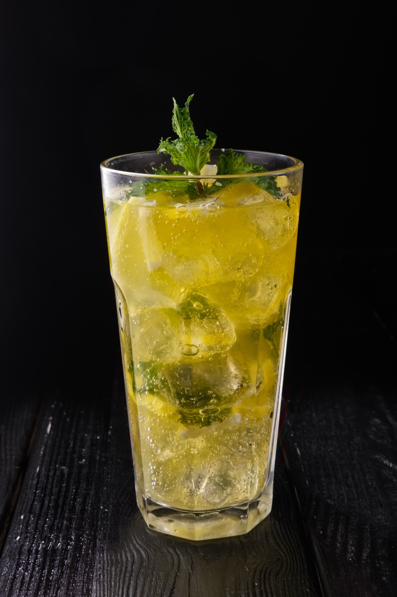 Verre de limonade maison aux agrumes, glace et menthe