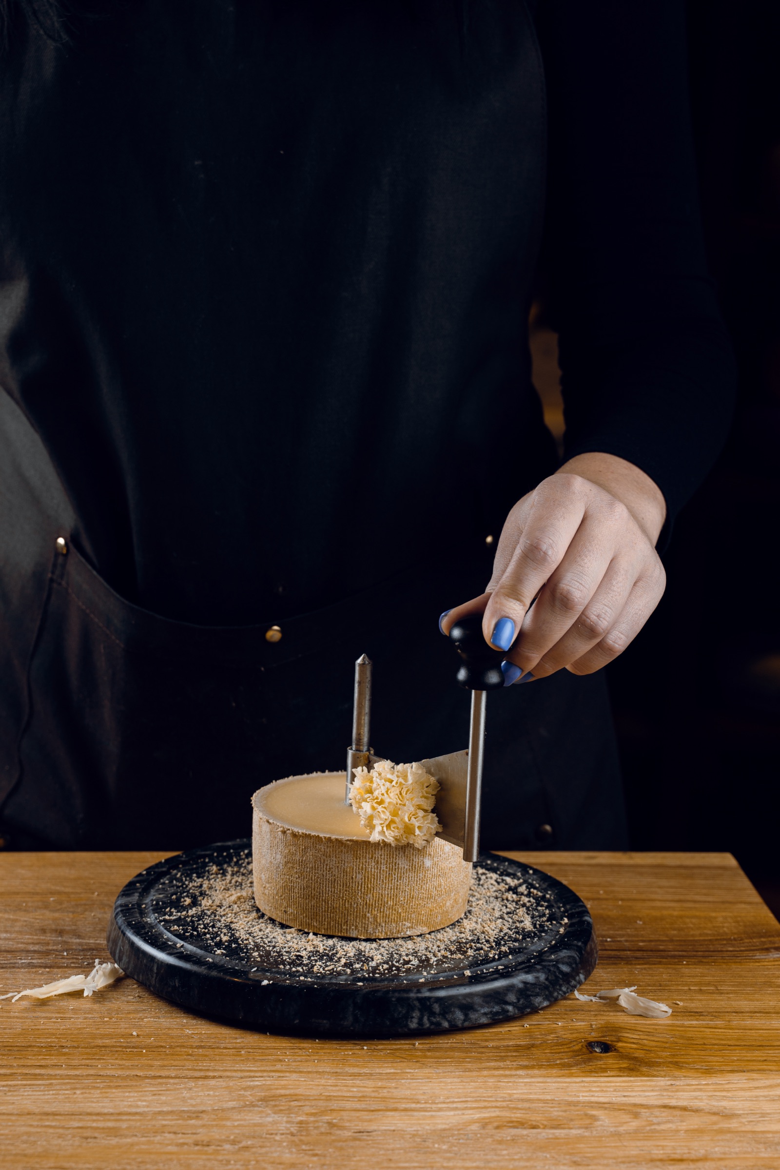 Chef préparant des copeaux de fromage au girolle en cuisine