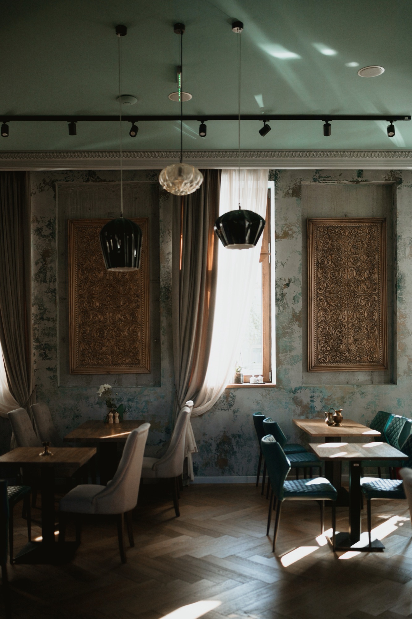 Salle de restaurant chaleureuse aux murs décorés